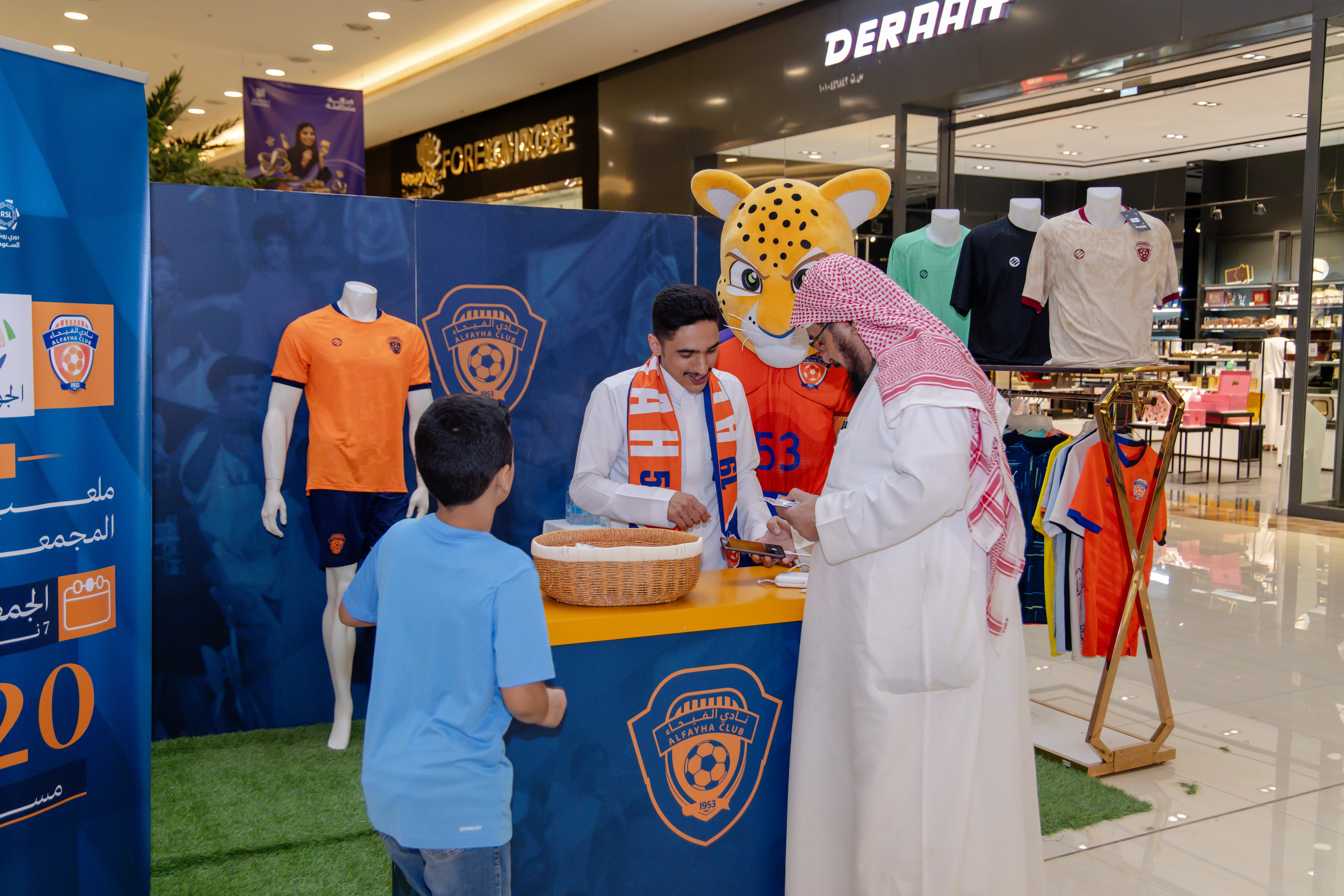 الفيحاء يواصل إقامة الركن الخاص في كرم مول لتوزيع تذاكر مباراة الفيحاء و الأخدود
