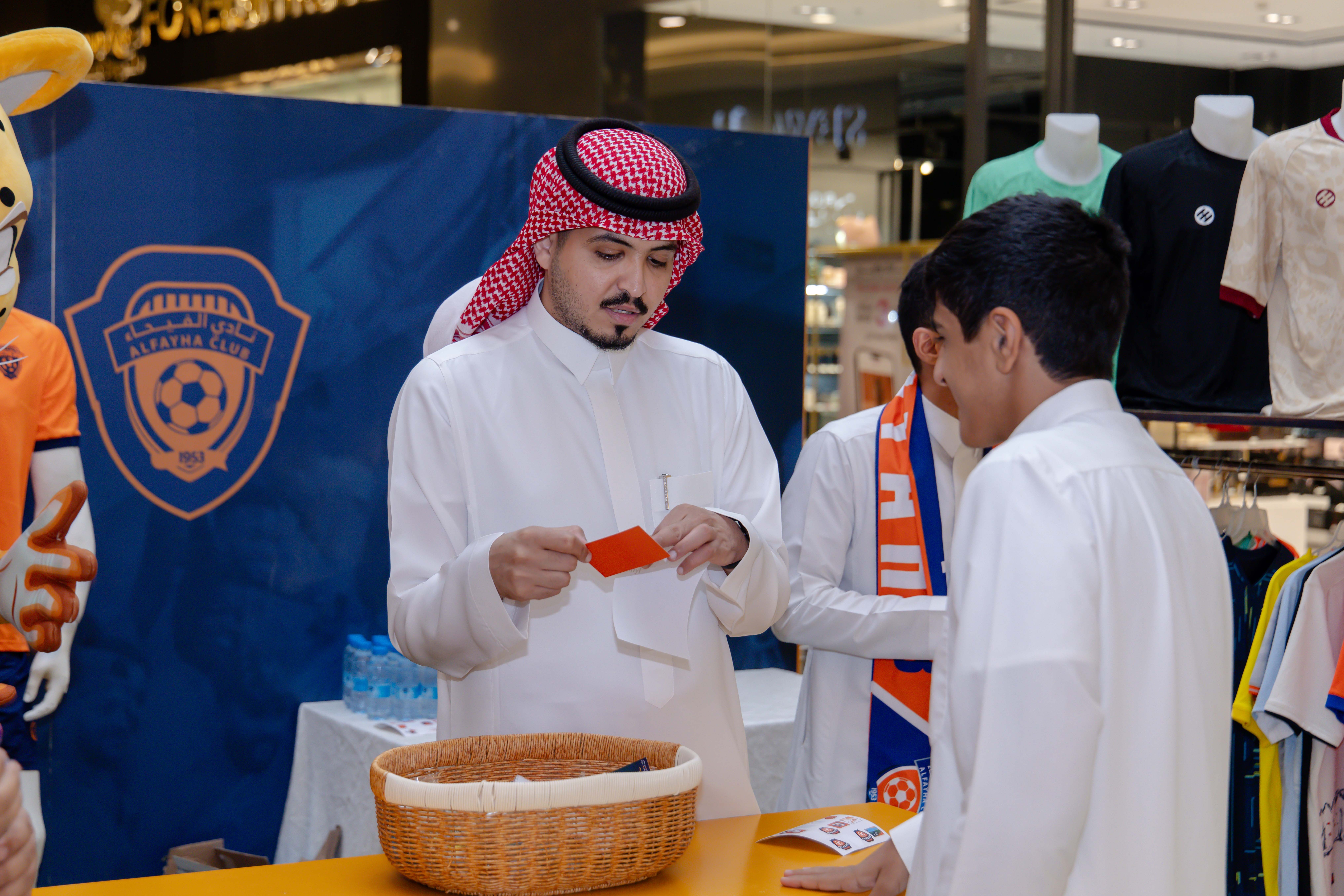 الفيحاء يواصل إقامة الركن الخاص في كرم مول لتوزيع تذاكر مباراة الفيحاء و الأخدود