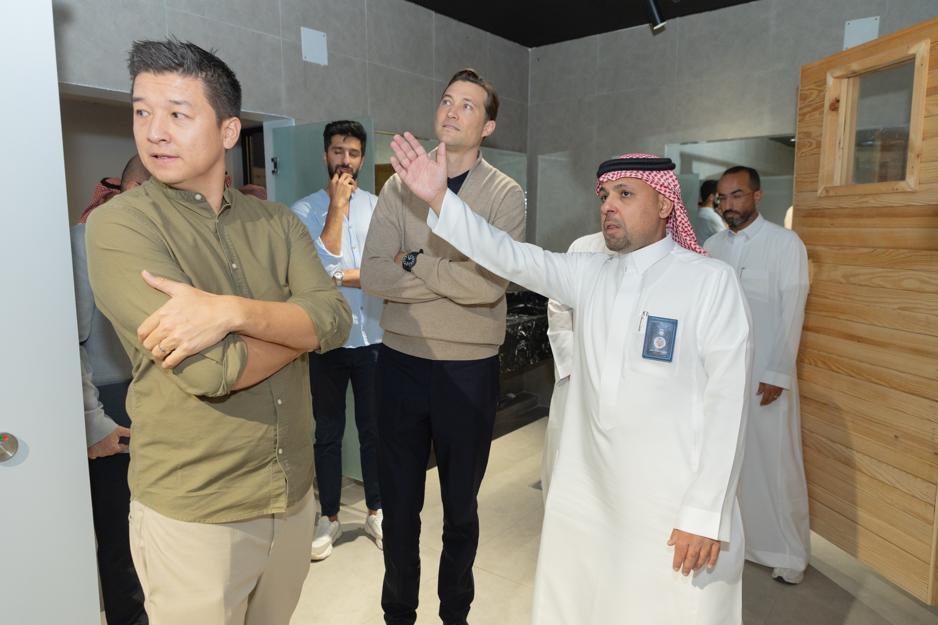 السيد بن هاربورغ مالك نادي الخلود يزور الفيحاء