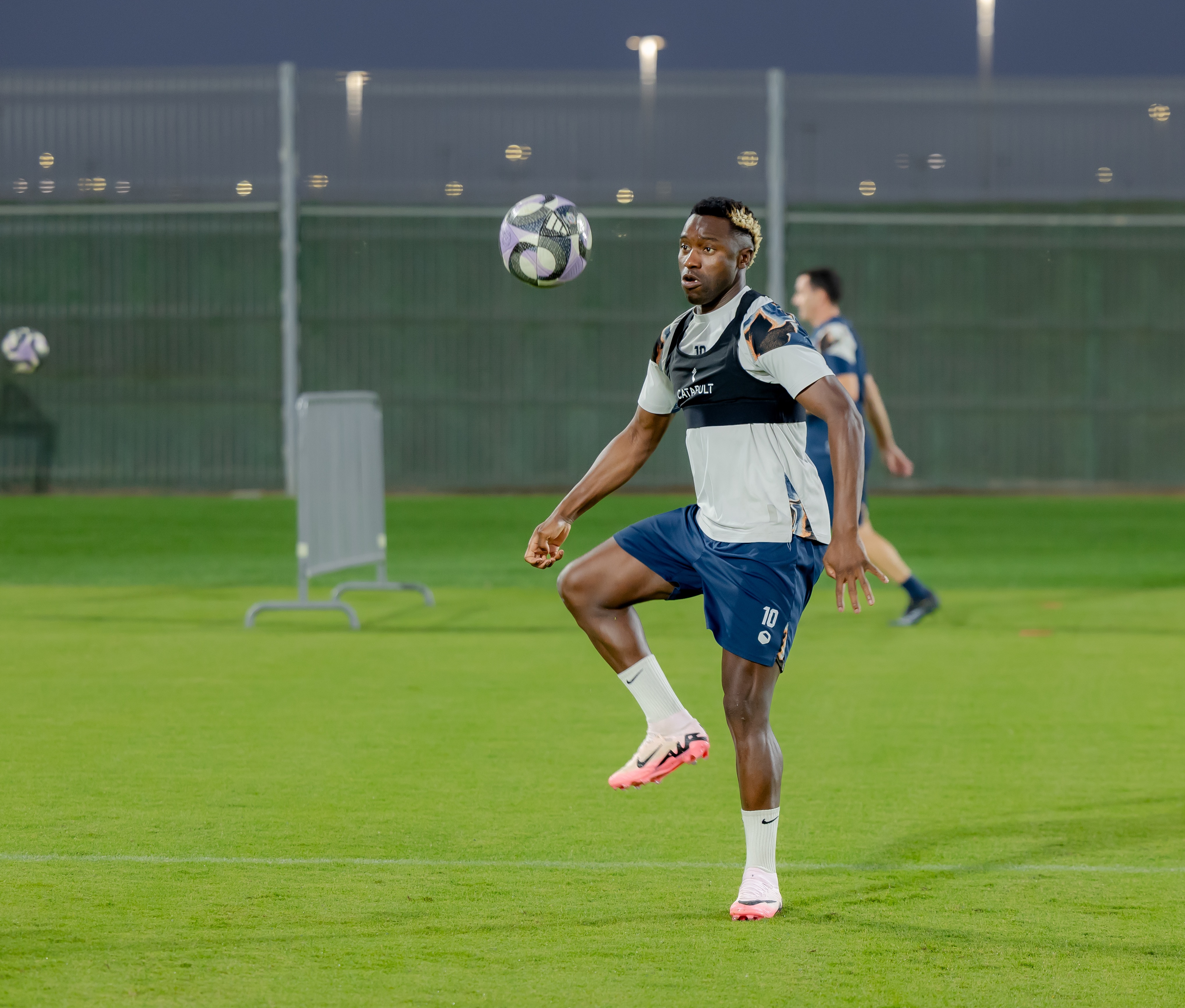 الفيحاء يصل إلى جدة وينهي تحضيراته لمواجهة الأهلي في دوري روشن