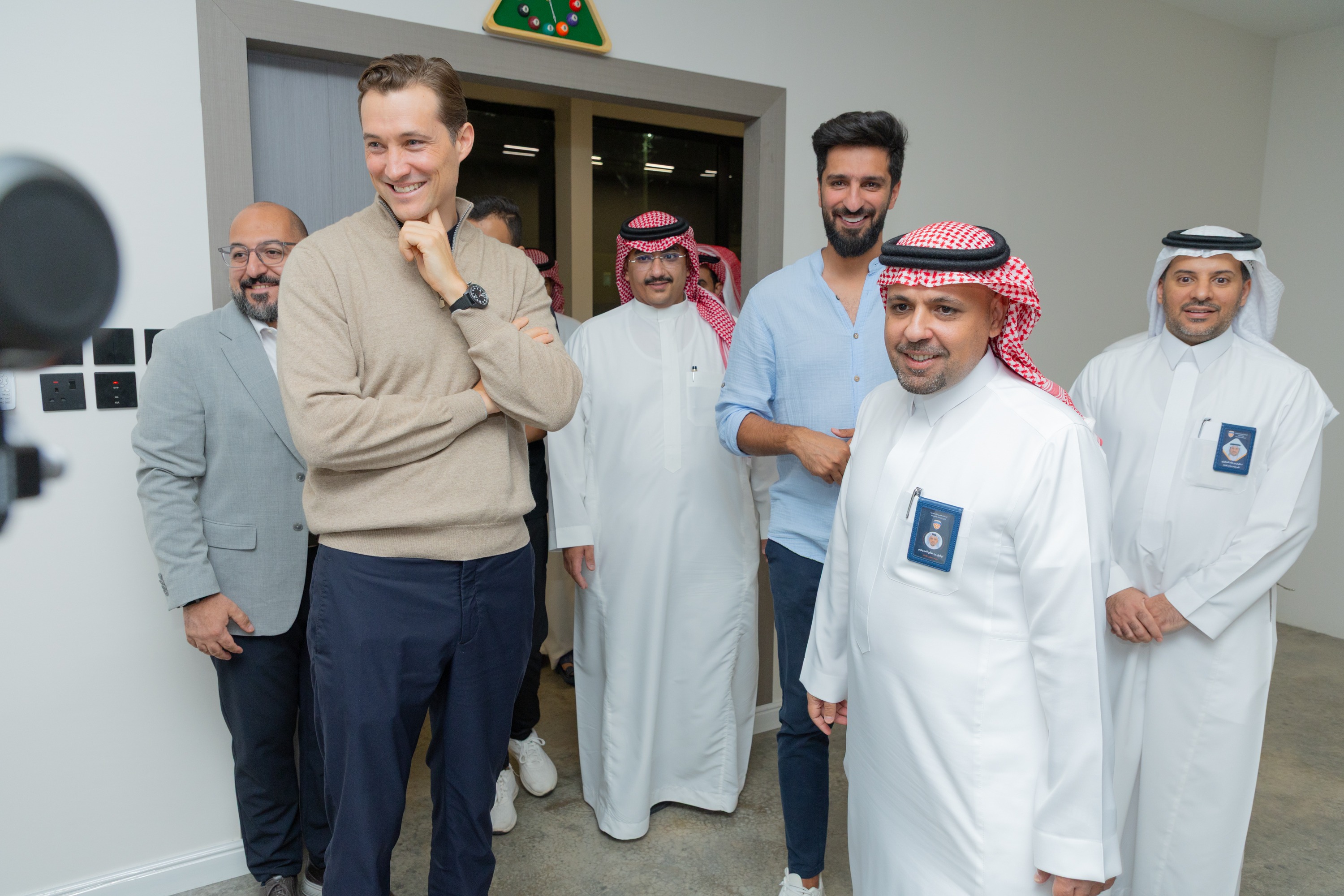 السيد بن هاربورغ مالك نادي الخلود يزور الفيحاء