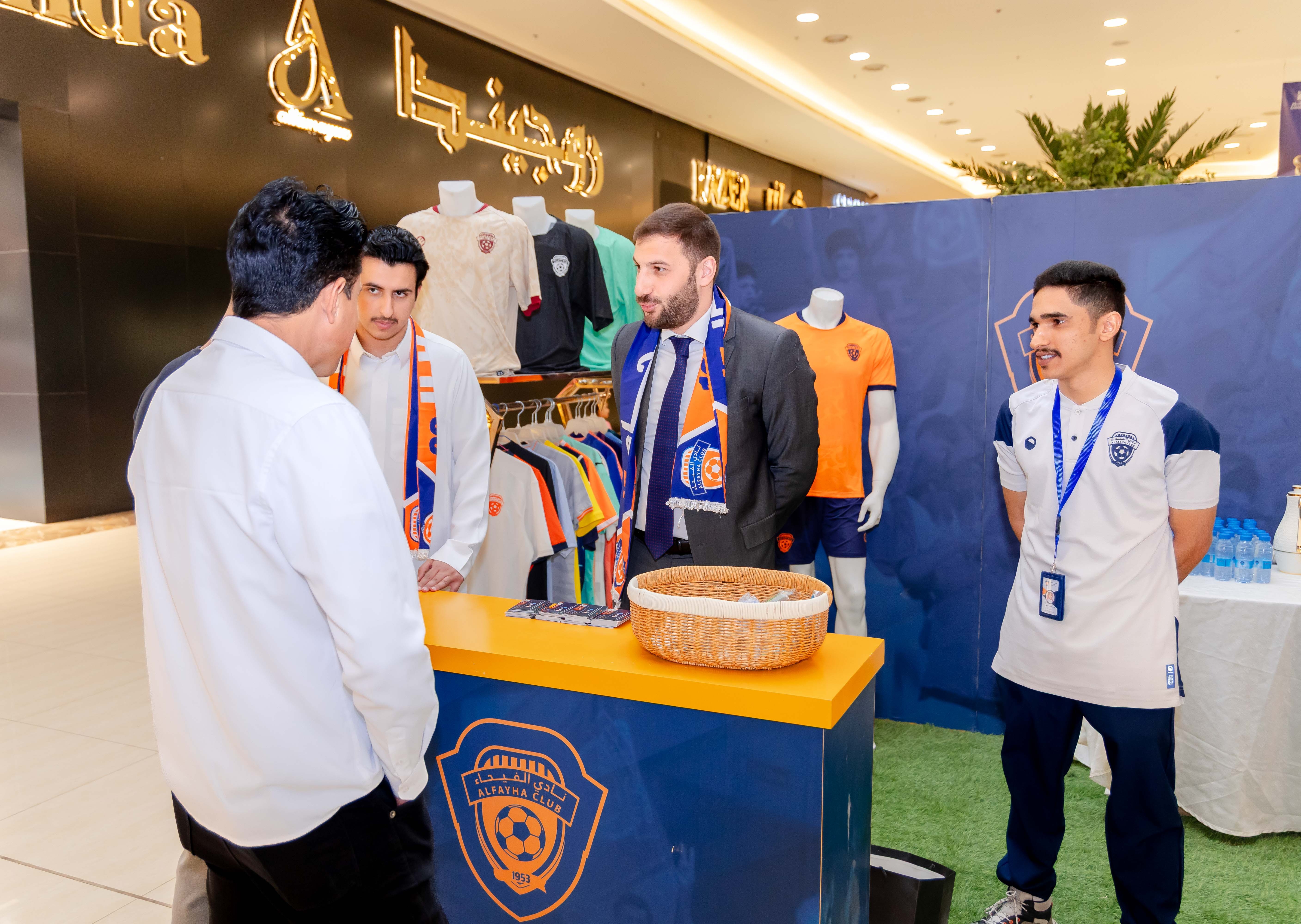 الفيحاء يقيم ركن خاص في كرم مول لتوزيع تذاكر مباراة الفيحاء و الاخدود