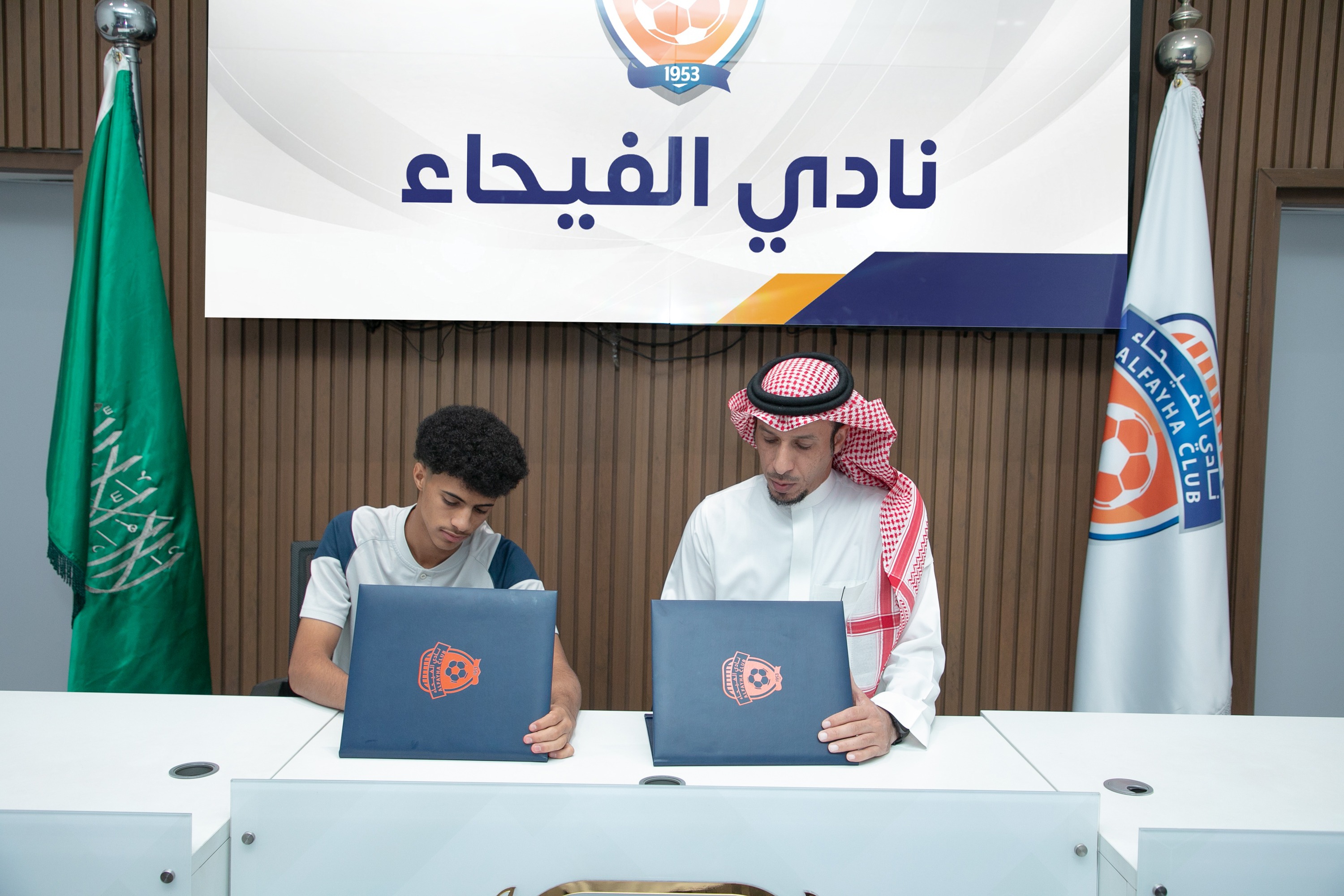 الفيحاء‬⁩ يوقع عقداً احترافياً مع اللاعب  رؤوف حوذان "16 سنة" لمدة سنتين .