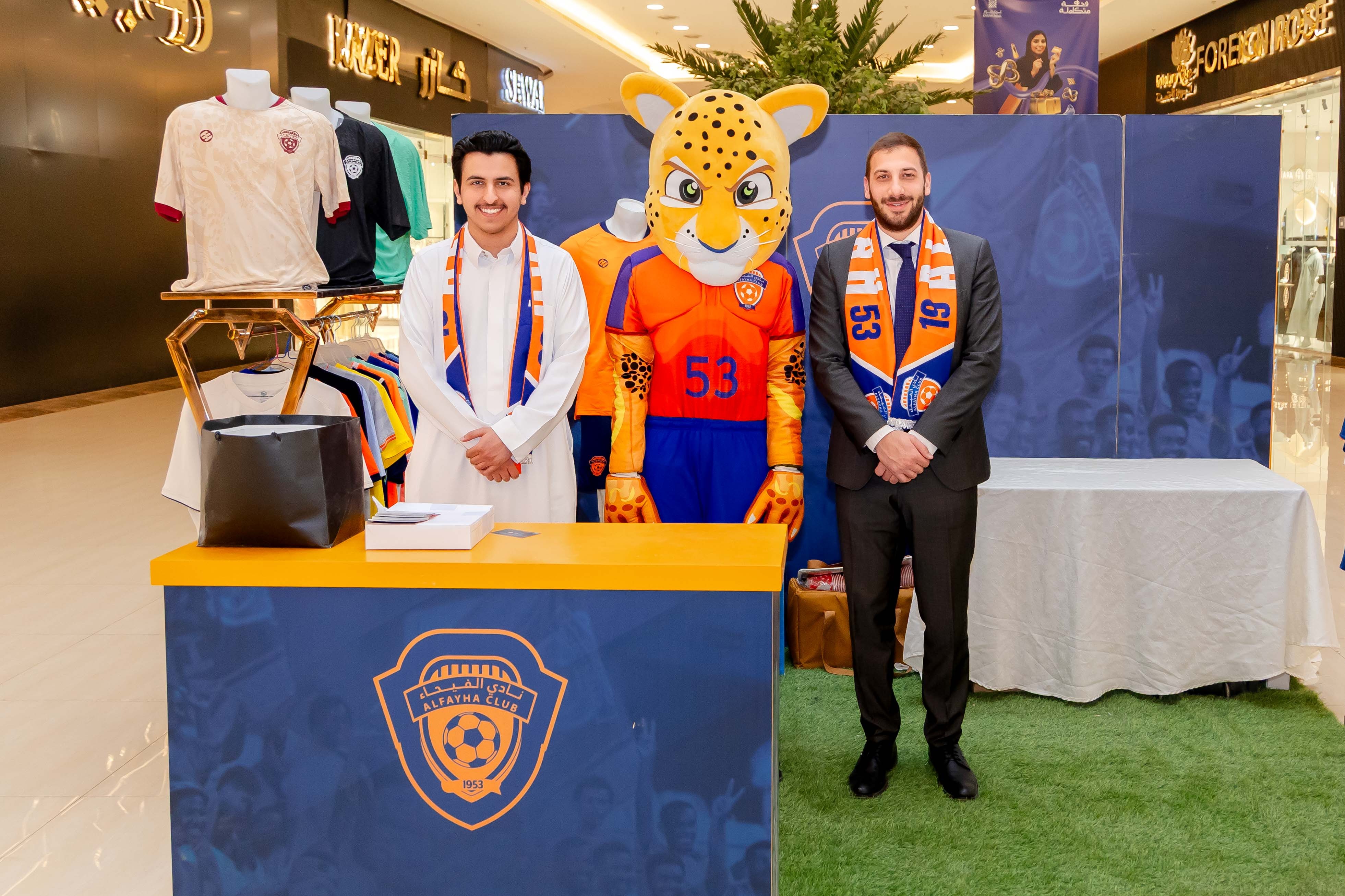 الفيحاء يقيم ركن خاص في كرم مول لتوزيع تذاكر مباراة الفيحاء و الاخدود