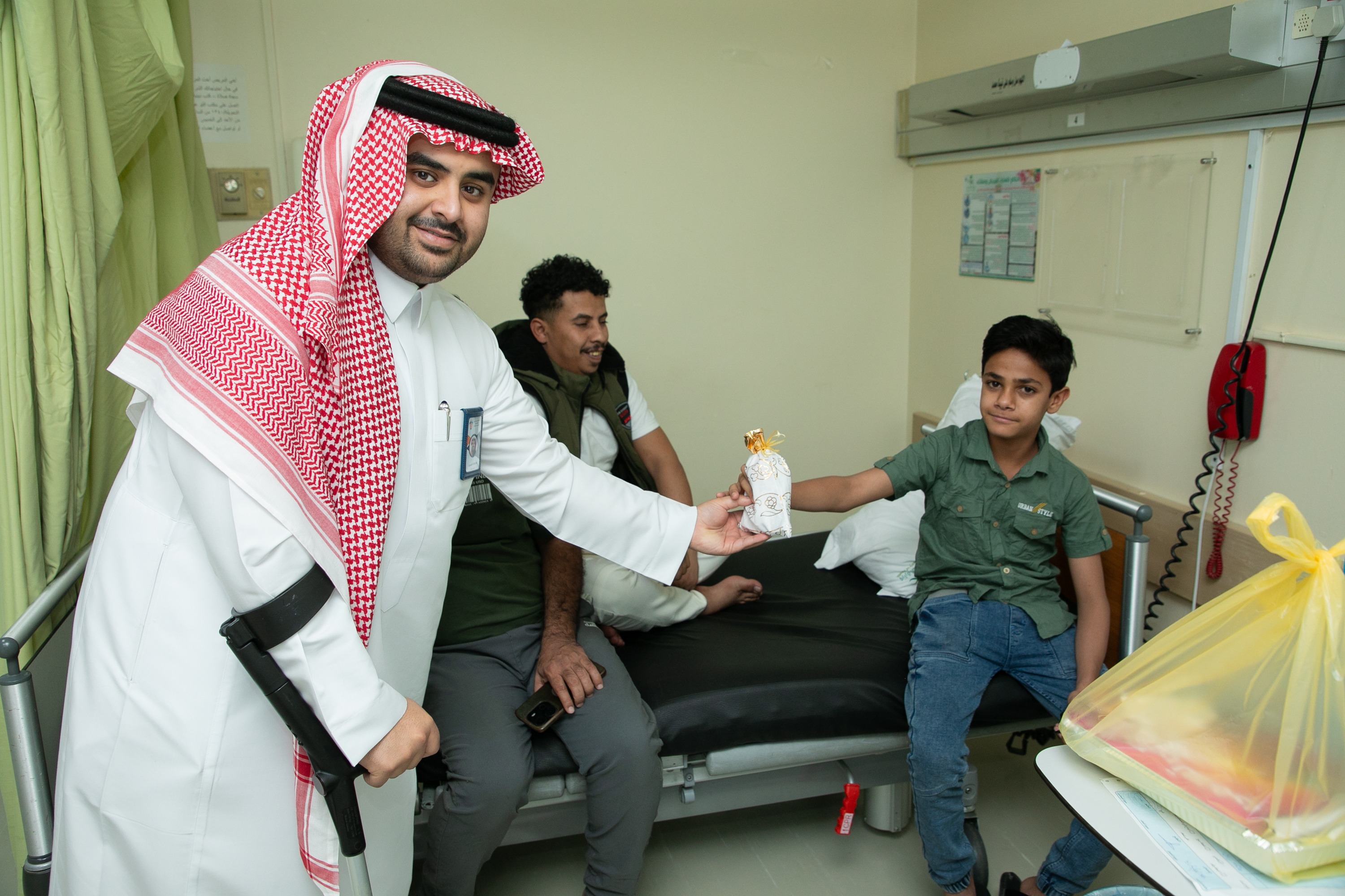 الفيحاء يعايد المرضى والكادر الطبي بمستشفى الملك خالد بالمجمعة