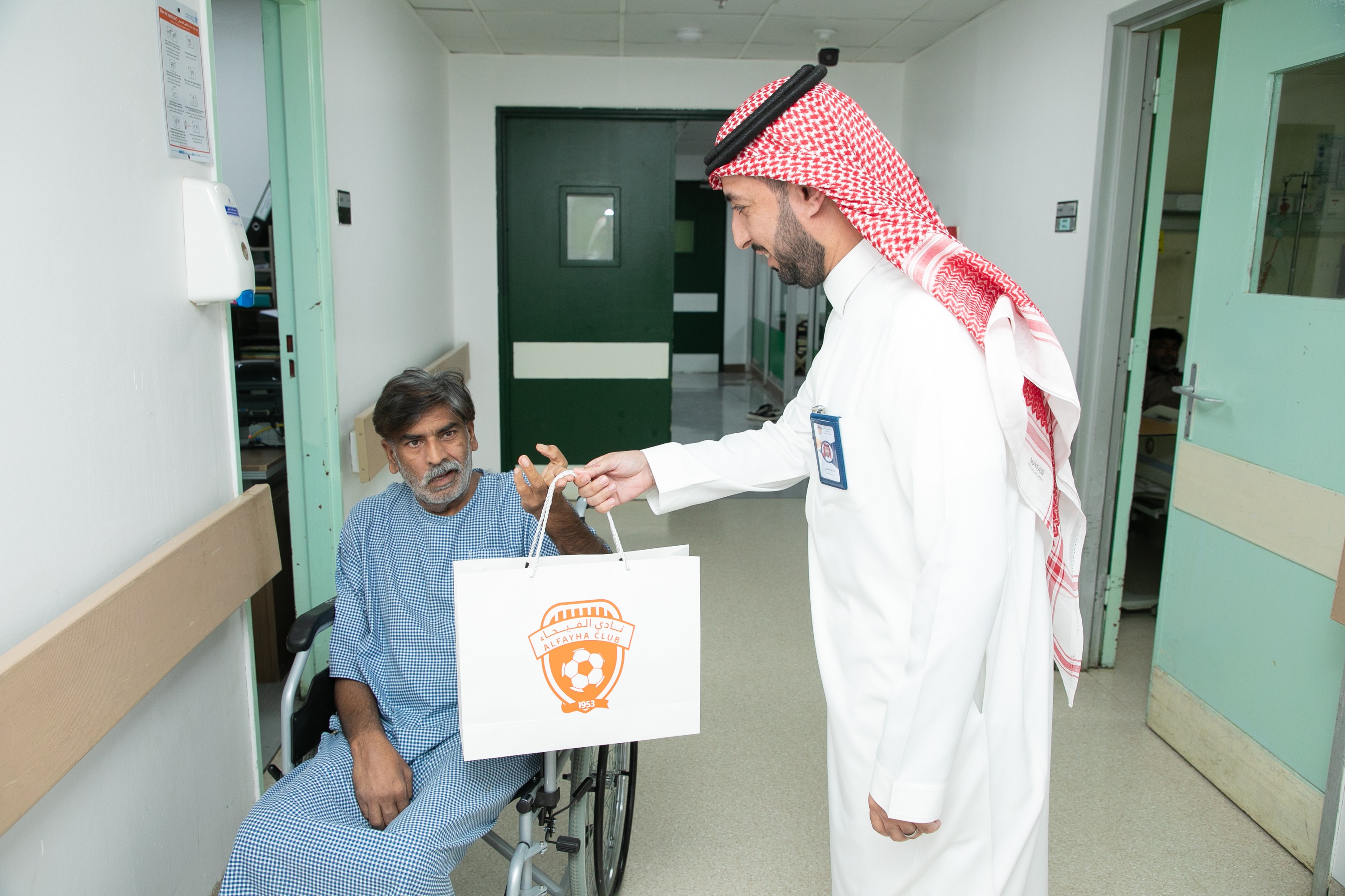 الفيحاء يعايد المرضى والكادر الطبي بمستشفى الملك خالد بالمجمعة