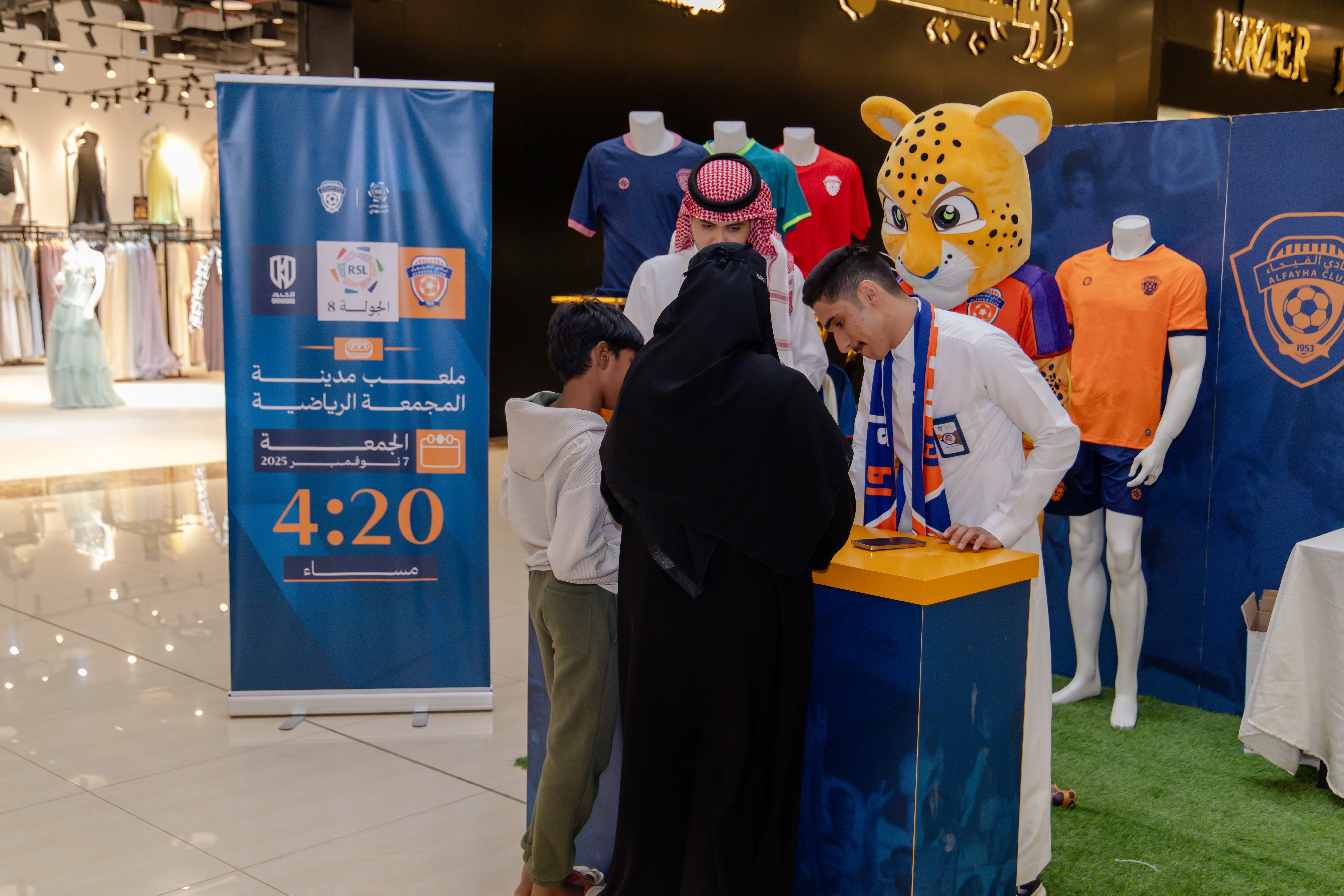 الفيحاء يواصل إقامة الركن الخاص في كرم مول لتوزيع تذاكر مباراة الفيحاء و الأخدود