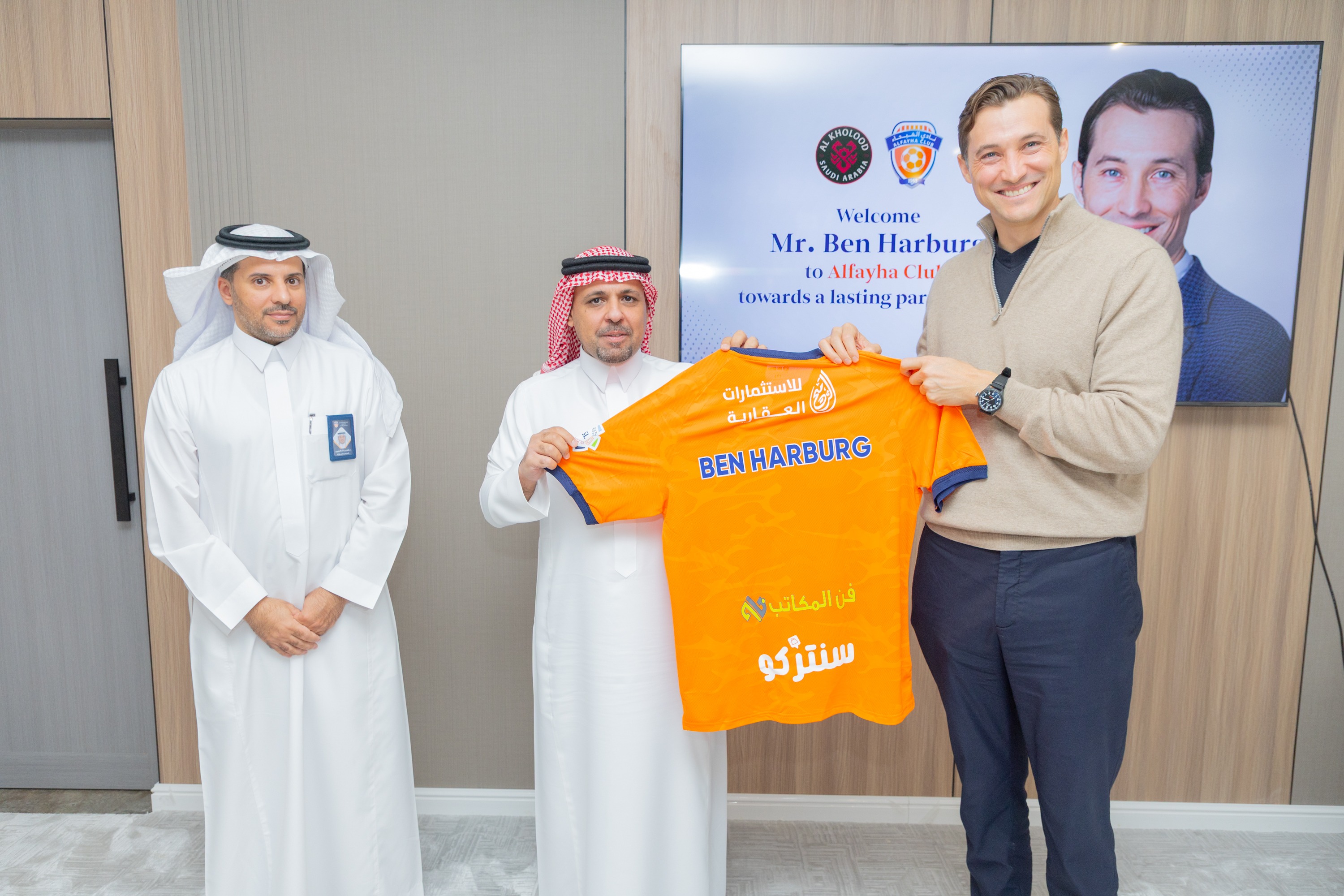 السيد بن هاربورغ مالك نادي الخلود يزور الفيحاء
