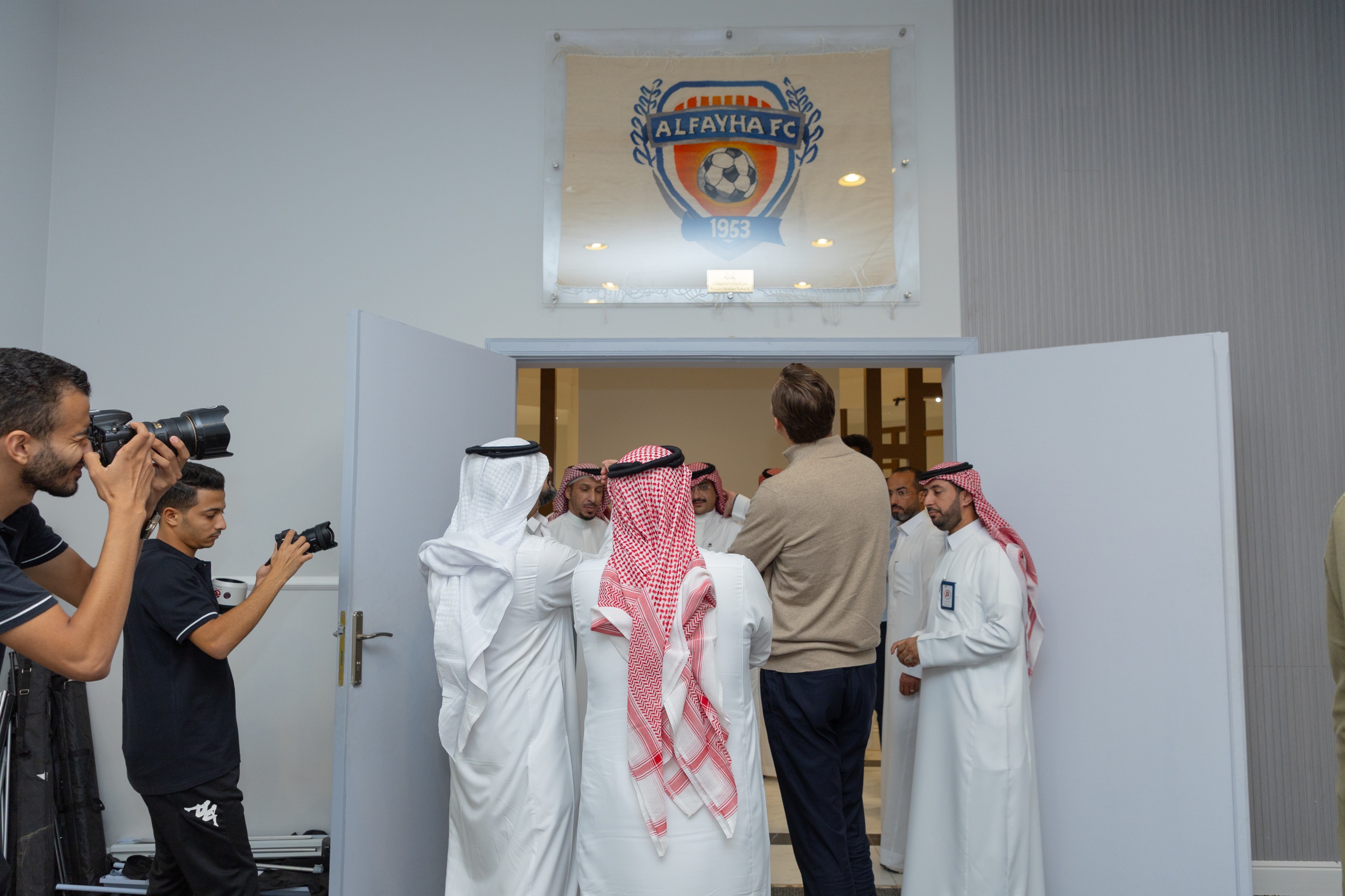 السيد بن هاربورغ مالك نادي الخلود يزور الفيحاء