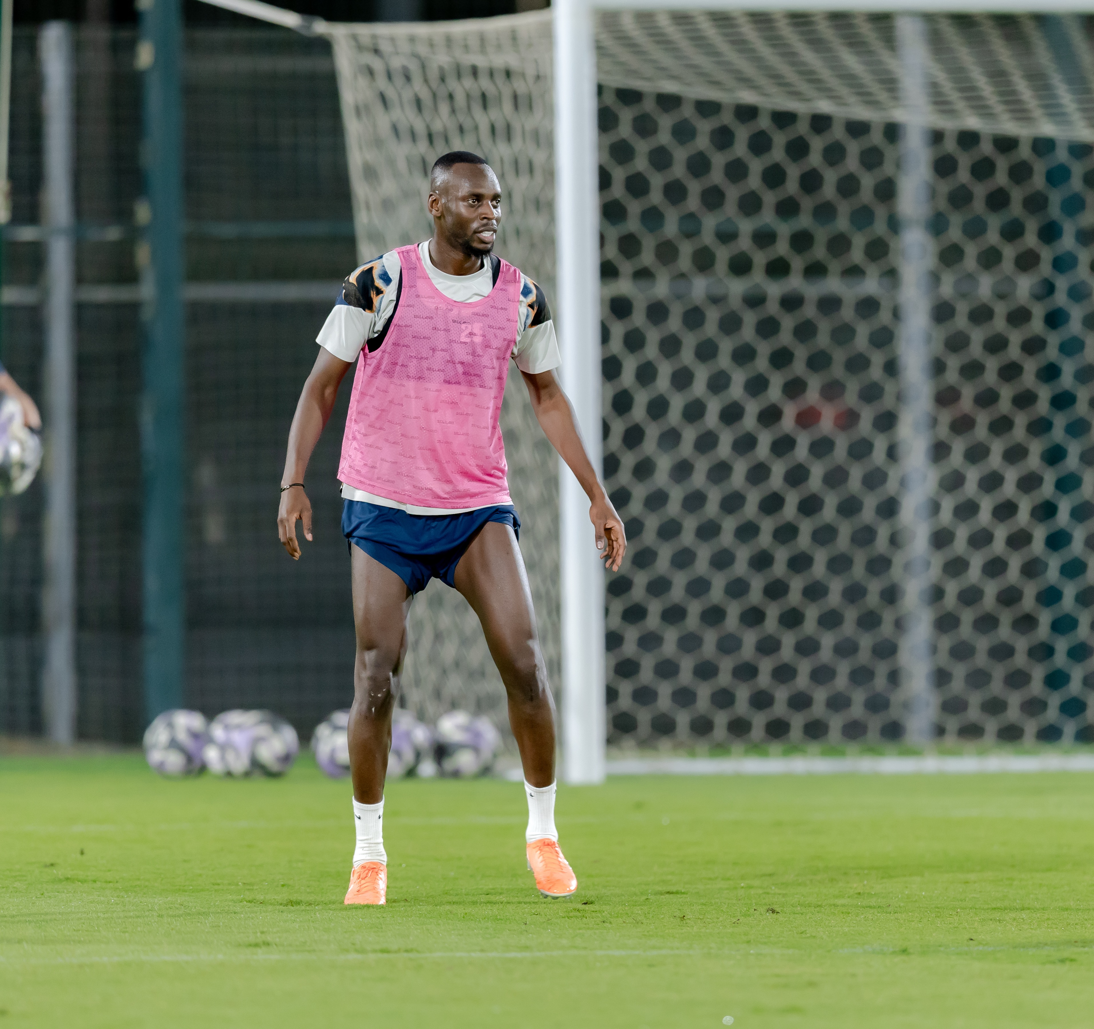 الفيحاء يصل إلى جدة وينهي تحضيراته لمواجهة الأهلي في دوري روشن