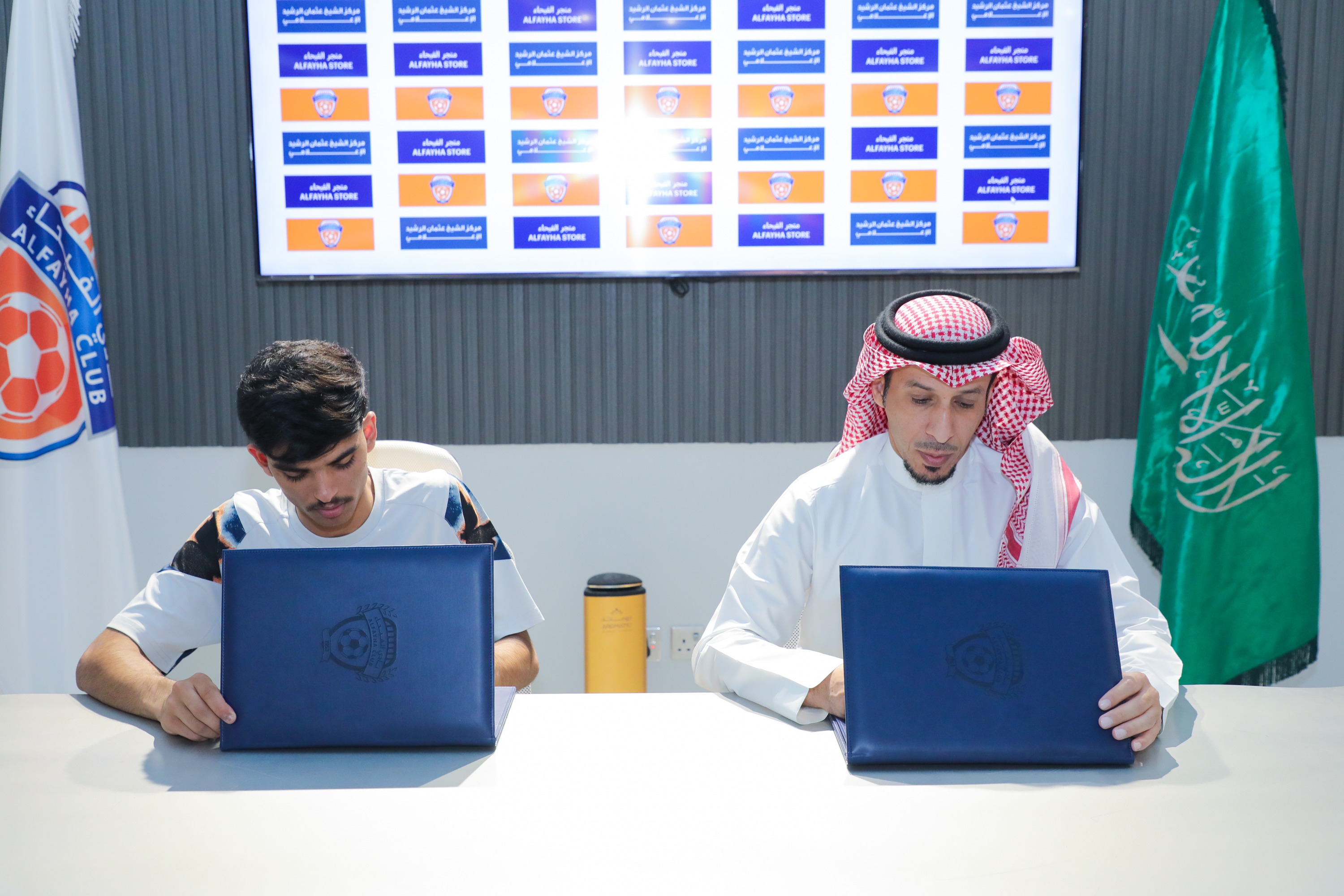 أنهى مجلس إدارة نادي الفيحاء إجراءات التوقيع مع لاعب خط الوسط عبدالله العنزي (مواليد 2005)، بعقد انتقال حر يمتد سنتين