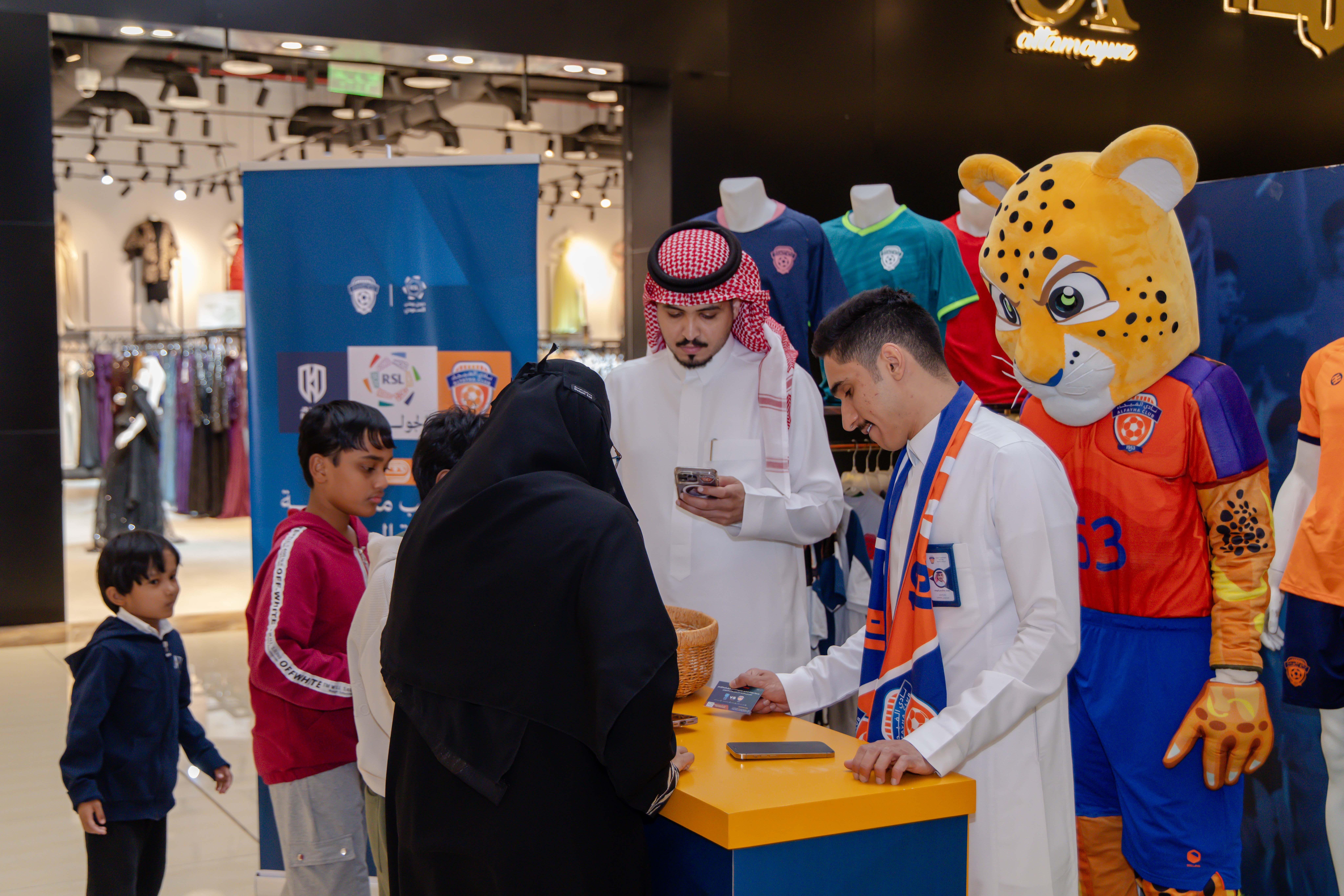 الفيحاء يواصل إقامة الركن الخاص في كرم مول لتوزيع تذاكر مباراة الفيحاء و الأخدود